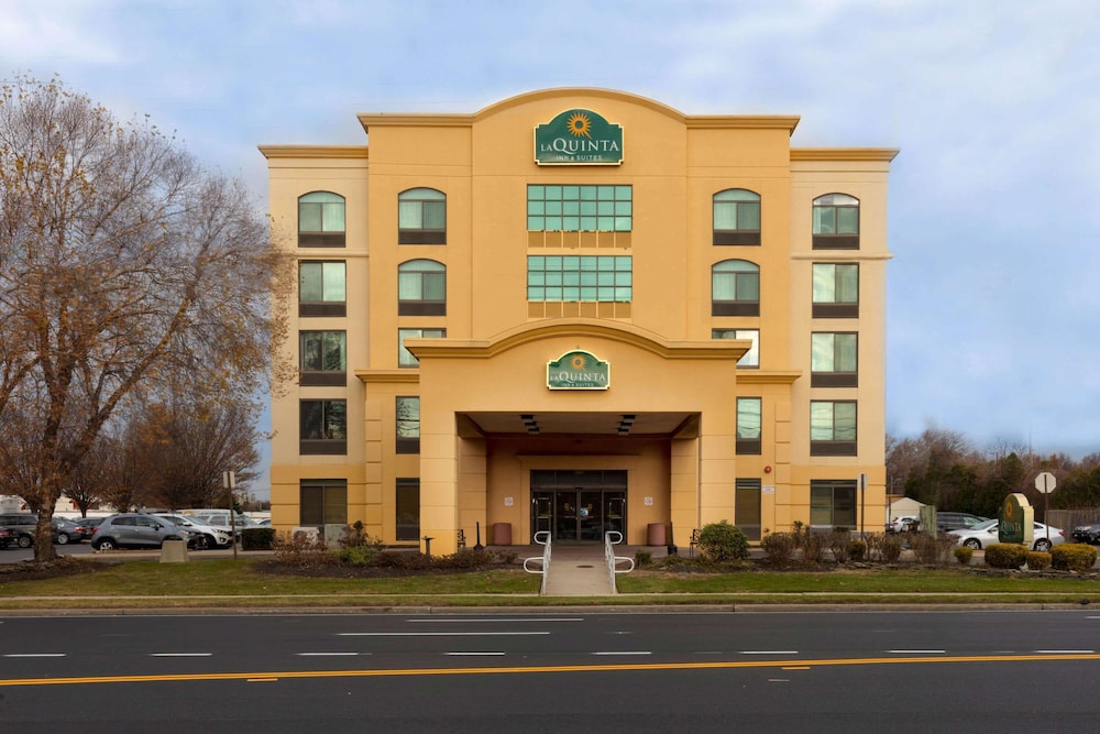 Pet Friendly La Quinta Inn & Suites Garden City in Garden City, New York