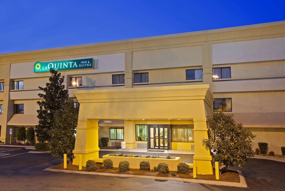 Pet Friendly La Quinta Inn & Suites Nashville Airport in Nashville, Tennessee