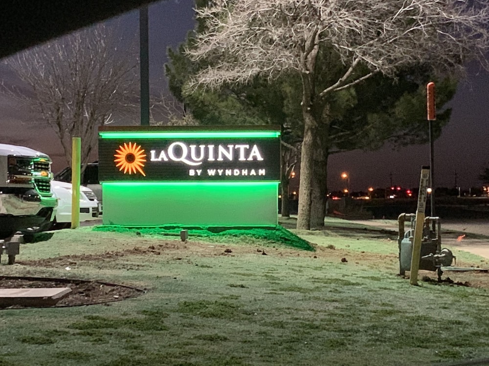 Pet Friendly La Quinta Inn & Suites Lubbock North in Lubbock, Texas