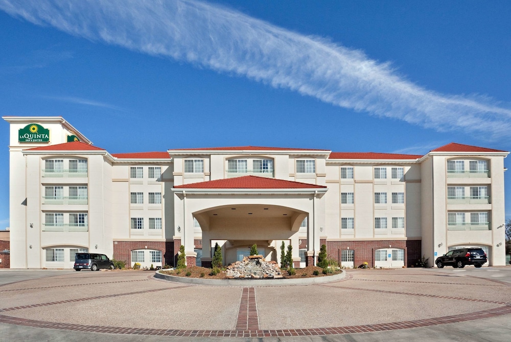 Pet Friendly La Quinta Inn & Suites Dodge City in Dodge City, Kansas