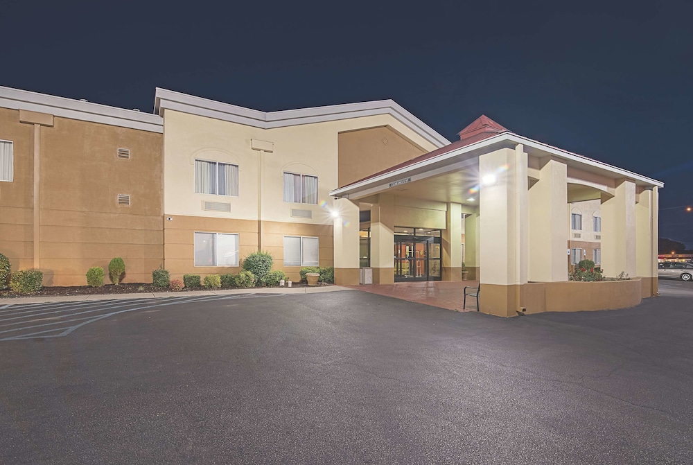 Pet Friendly La Quinta Inn Decatur in Decatur, Alabama