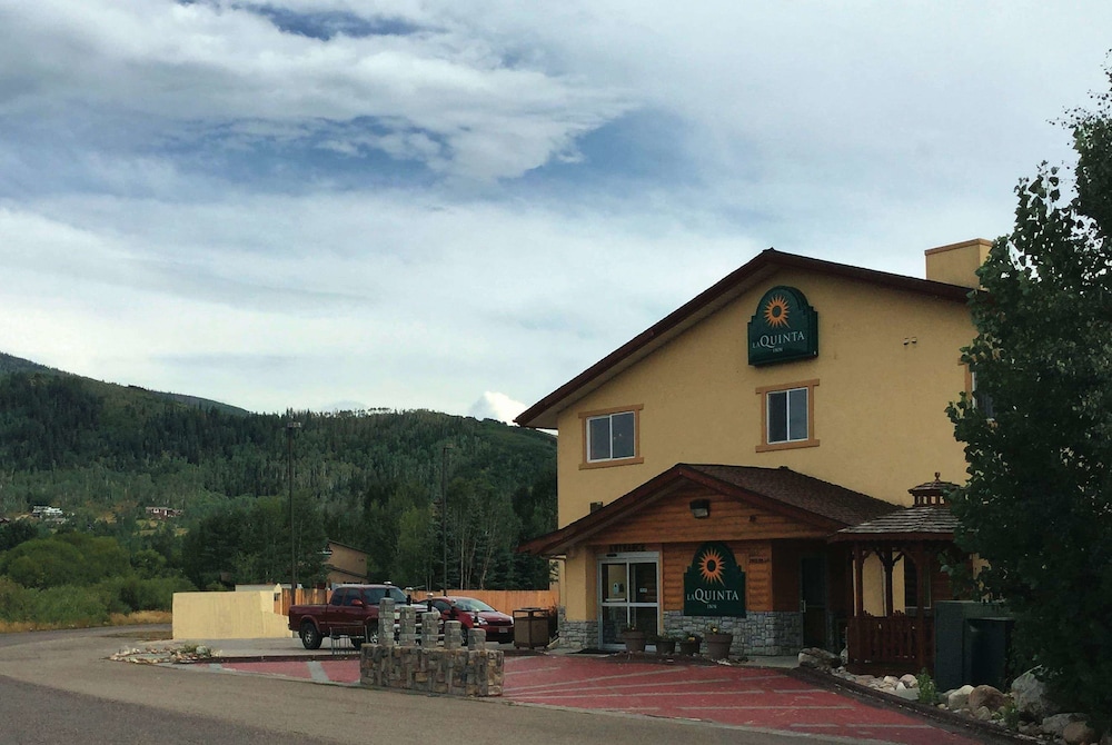 6 Best Verified Pet Friendly Hotels In Steamboat Springs With Weight Limits Pet Fees