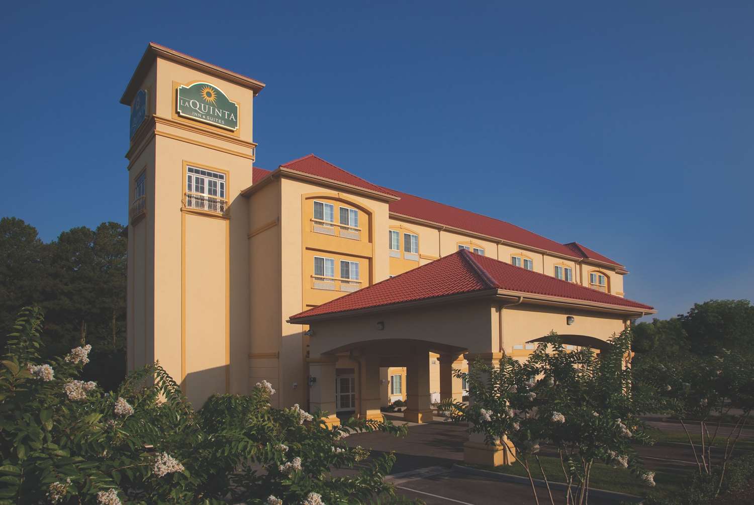 Pet Friendly La Quinta Inn & Suites Norfolk Airport in Norfolk, Virginia