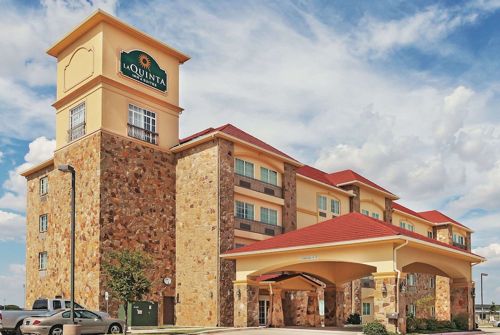 Pet Friendly La Quinta Inn & Suites McKinney in Mckinney, Texas