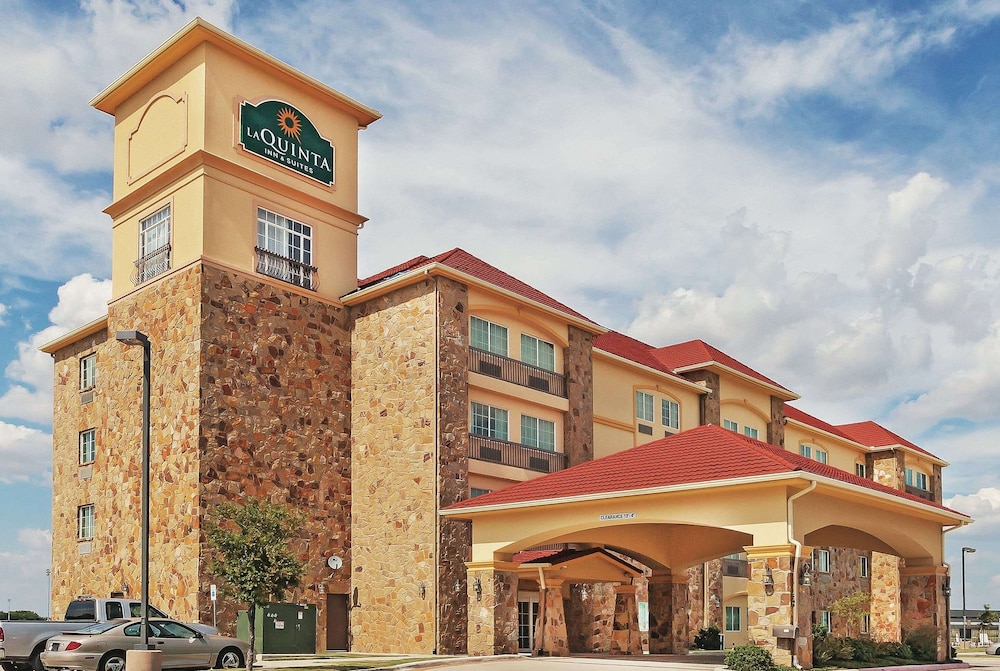 Pet Friendly La Quinta Inn & Suites McKinney in Mckinney, Texas