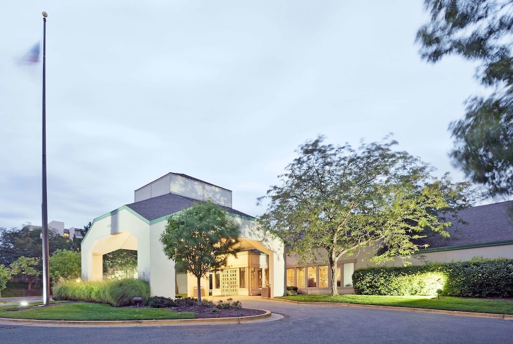 Pet Friendly La Quinta Inn & Suites Overland Park in Overland Park, Kansas