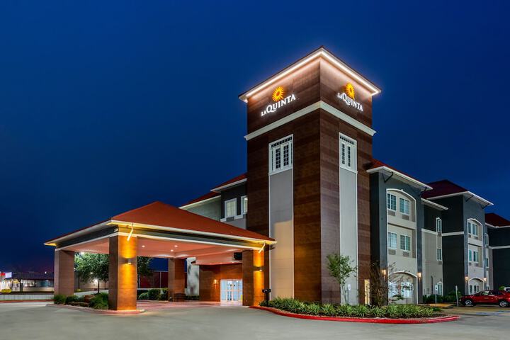 Pet Friendly La Quinta Inn & Suites Orange in Orange, Texas