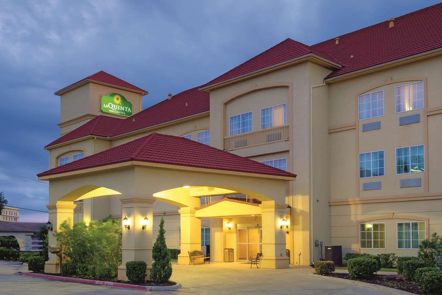 Pet Friendly La Quinta Inn & Suites Cleburne in Cleburne, Texas