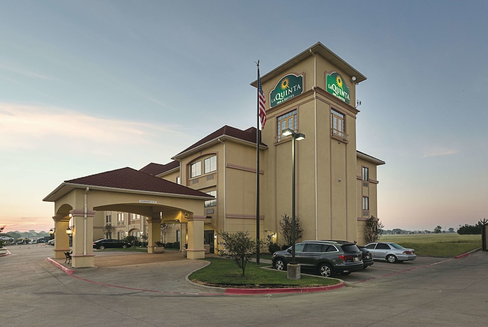 Pet Friendly La Quinta Inn & Suites Alvarado in Alvarado, Texas