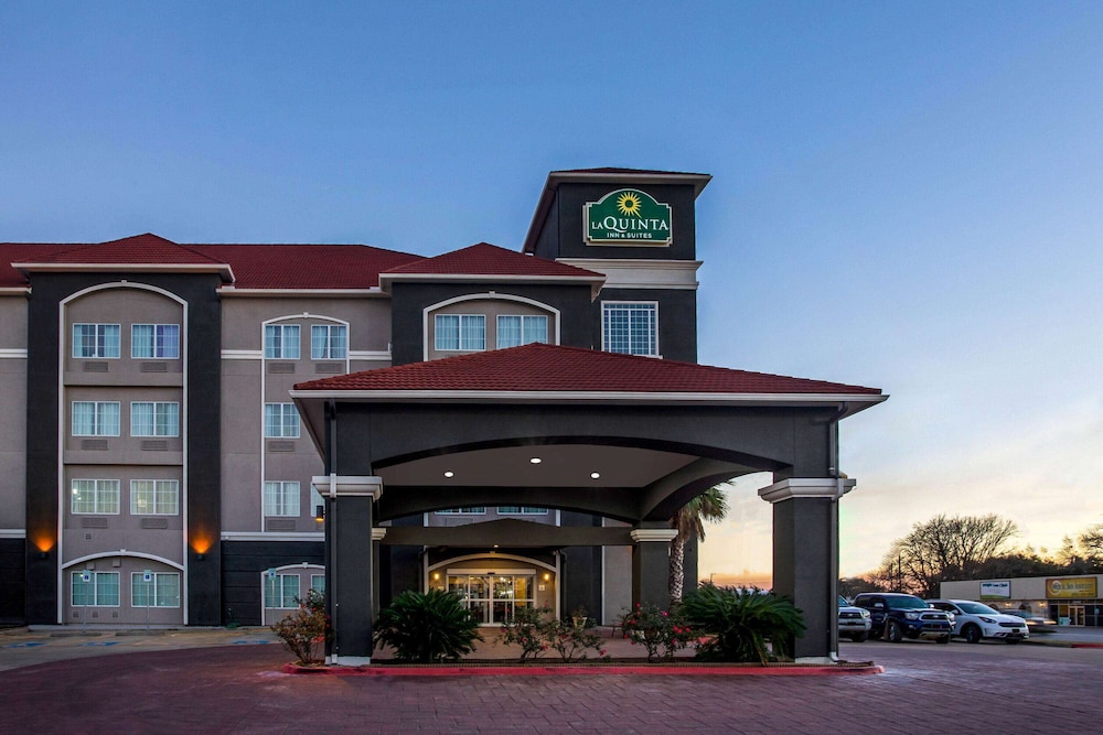 Pet Friendly La Quinta Inn & Suites Columbus in Columbus, Texas