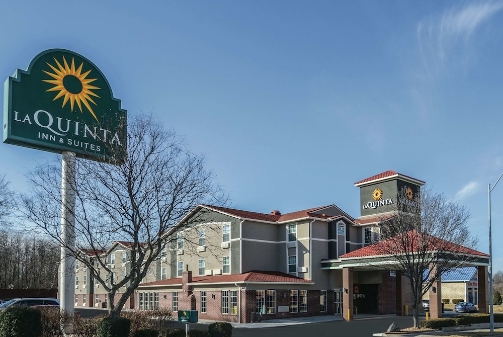 Pet Friendly La Quinta Inn & Suites Kansas City Airport in Kansas City, Missouri