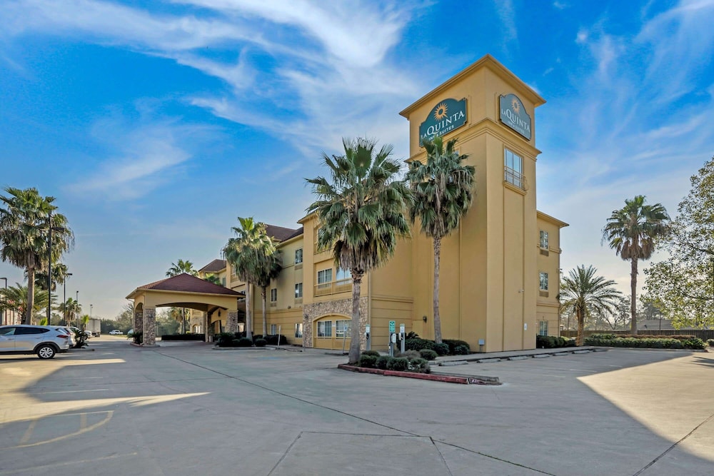 Pet Friendly La Quinta Inn & Suites Brookshire in Brookshire, Texas