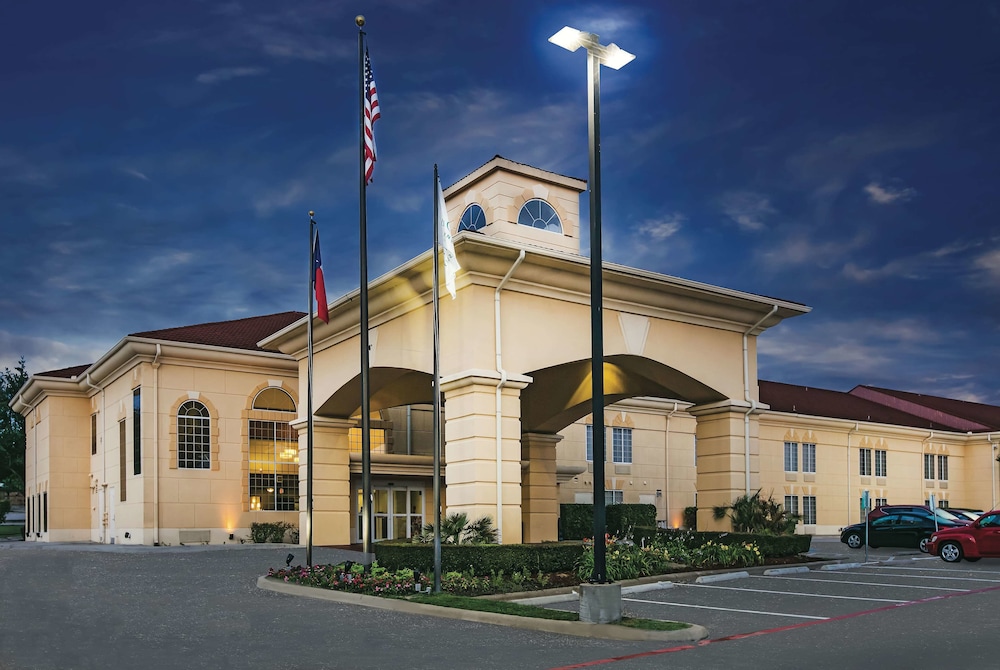 Pet Friendly La Quinta Inn & Suites Dallas - Las Colinas in Irving, Texas