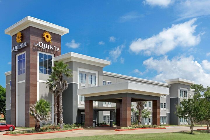 Pet Friendly La Quinta Inn & Suites Jacksonville in Jacksonville, Texas