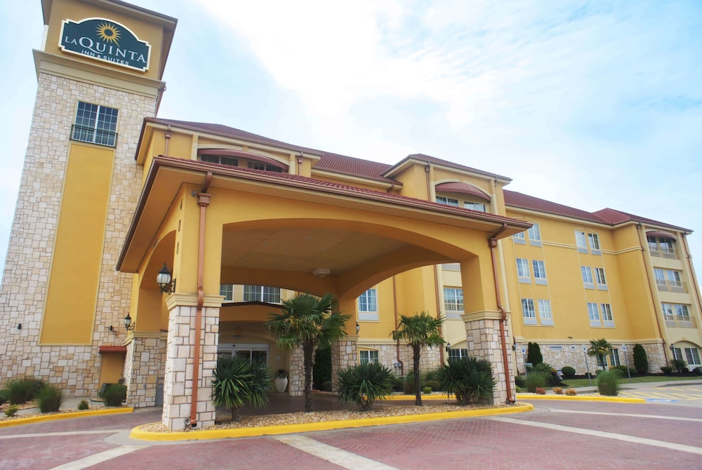 Pet Friendly La Quinta Inn & Suites Bryant in Bryant, Arkansas