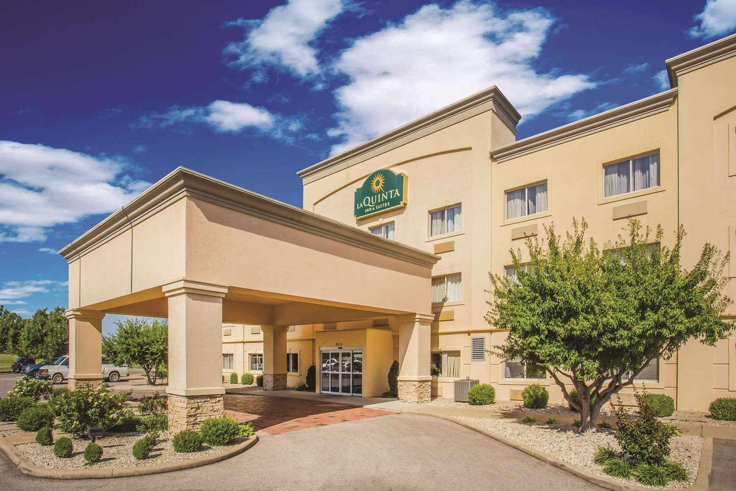 Pet Friendly La Quinta Inn & Suites Evansville in Evansville, Indiana