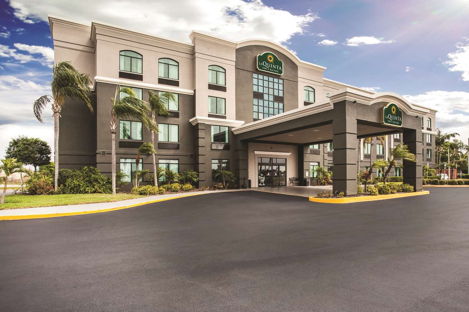 Pet Friendly La Quinta Inn & Suites Clearwater South in Clearwater, Florida