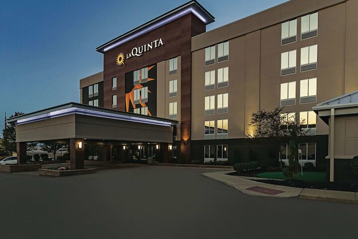 Pet Friendly La Quinta Inn & Suites Cleveland Airport West in North Olmsted, Ohio