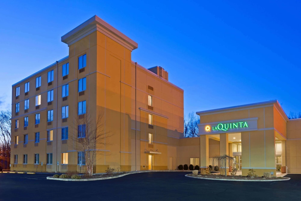 Pet Friendly La Quinta Inn & Suites Danbury in Danbury, Connecticut