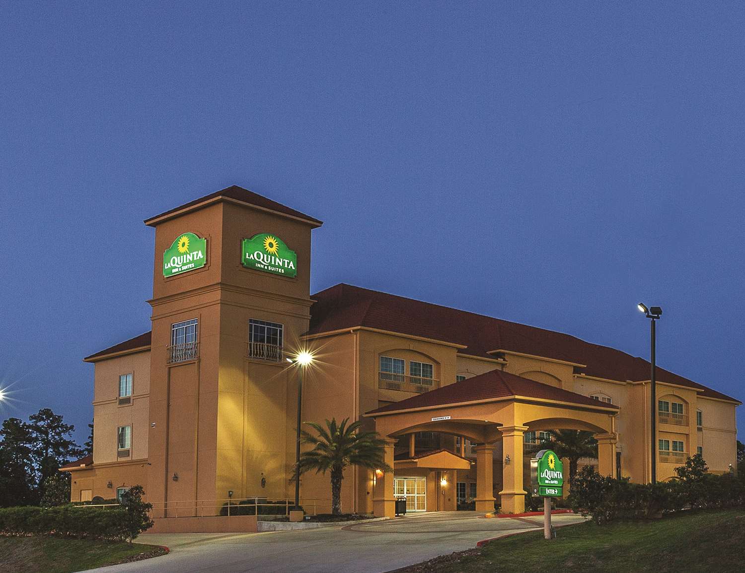 Pet Friendly La Quinta Inn & Suites Cleveland in Cleveland, Texas