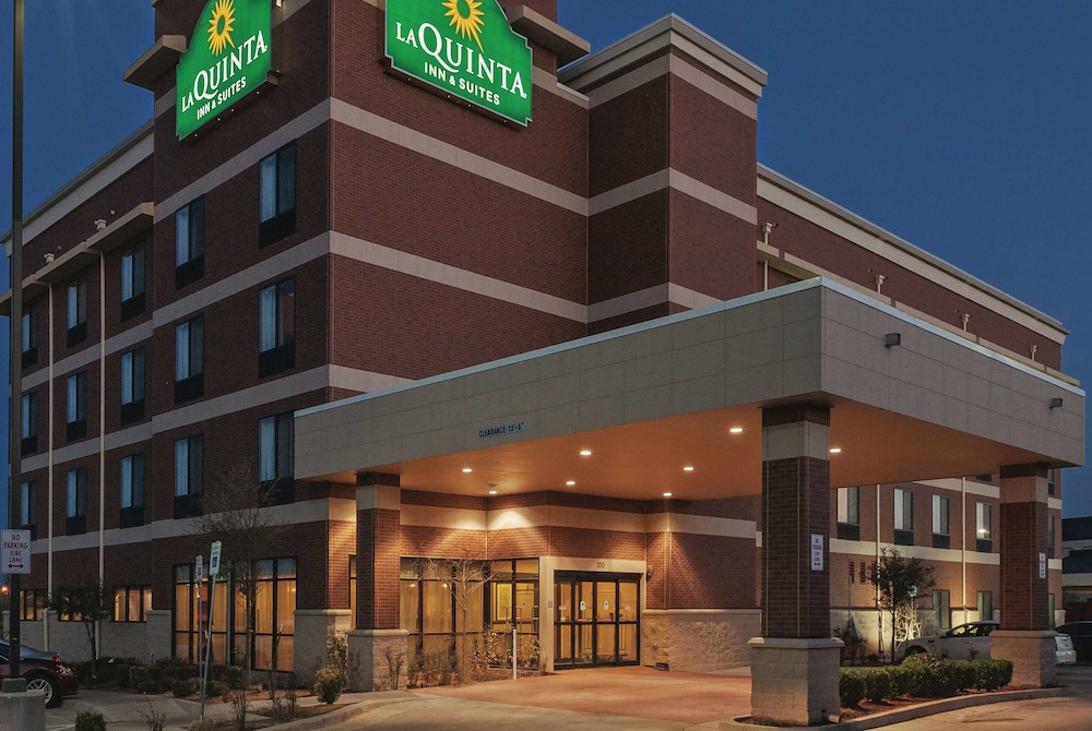 Pet Friendly La Quinta Inn & Suites Edmond in Edmond, Oklahoma