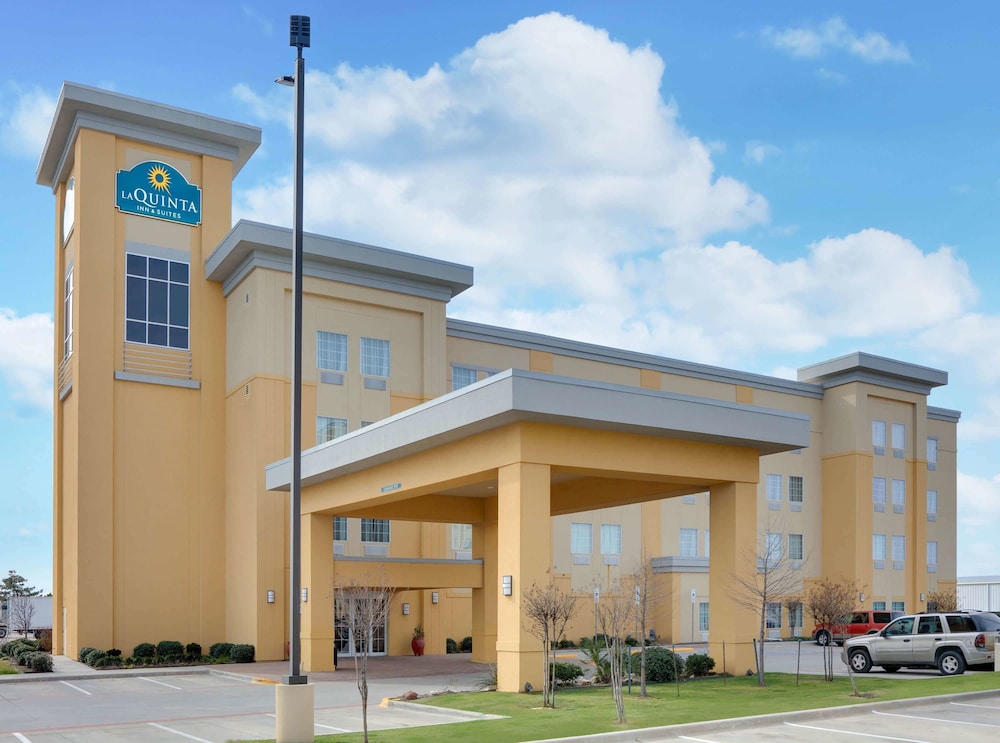 Pet Friendly La Quinta Inn & Suites Denton - University Drive in Denton, Texas