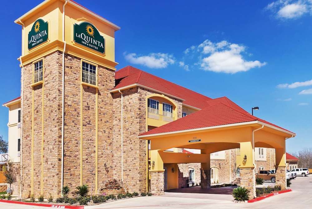 Pet Friendly La Quinta Inn & Suites Floresville in Floresville, Texas