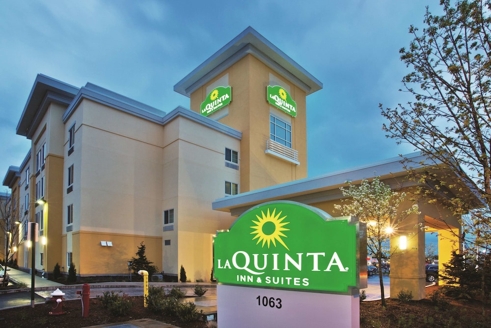 Pet Friendly La Quinta Inn & Suites Bellingham in Bellingham, Washington