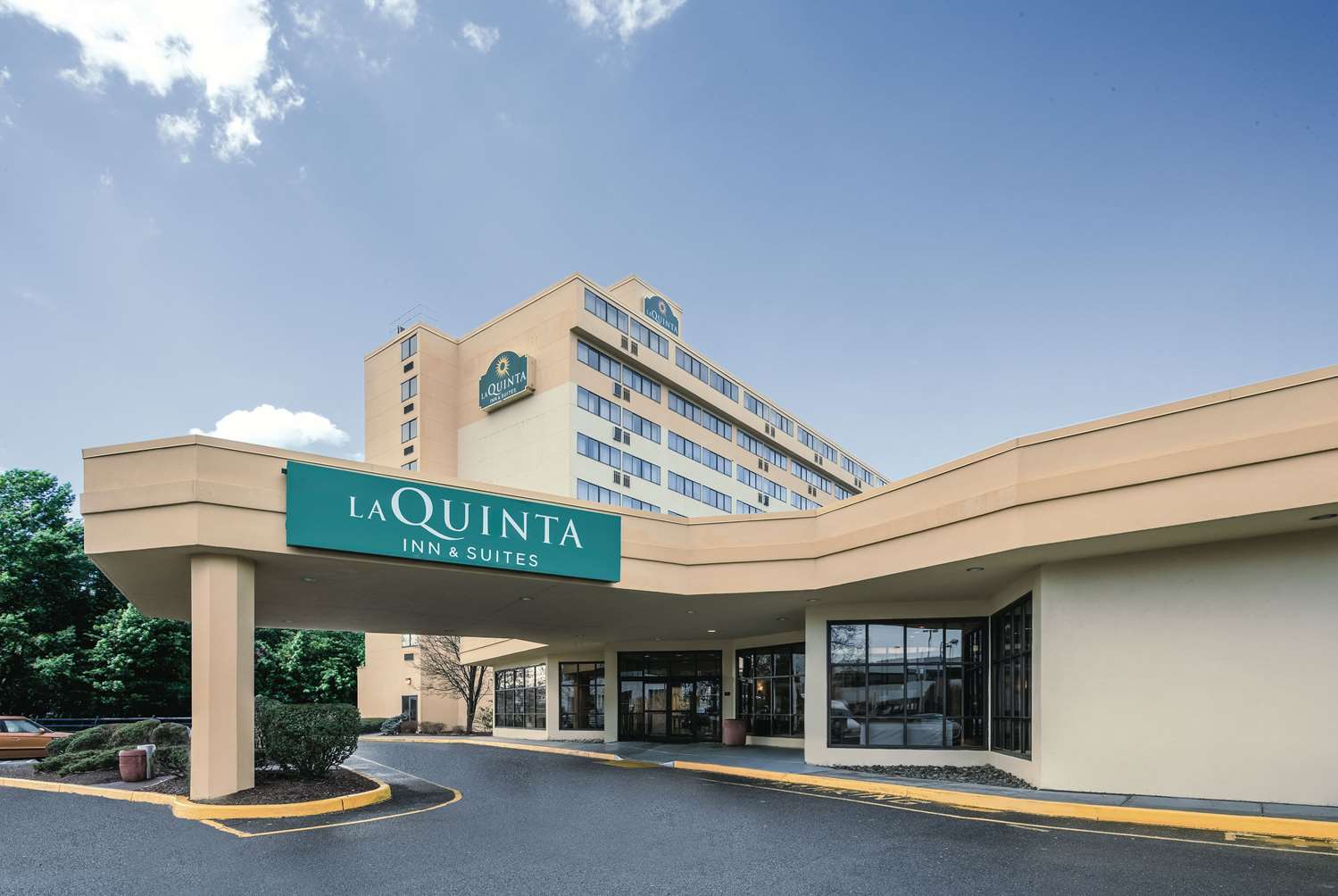 Pet Friendly La Quinta Inn & Suites Secaucus Meadowlands in Secaucus, New Jersey