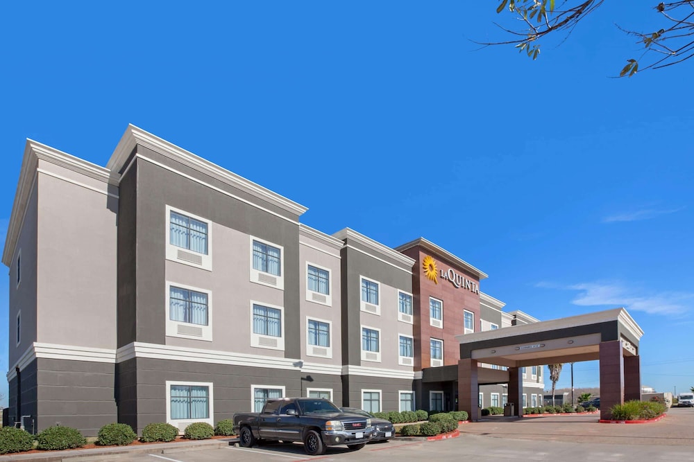 Pet Friendly La Quinta Inn & Suites Pasadena North in Pasadena, Texas