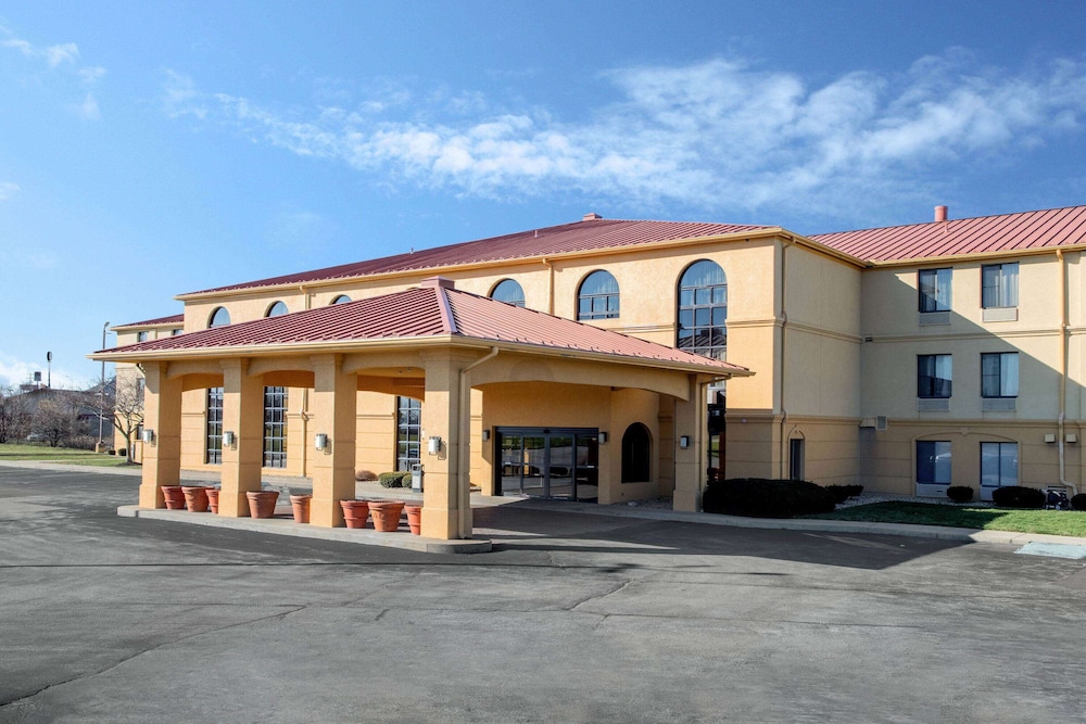 Pet Friendly La Quinta Inn & Suites Indianapolis Greenwood in Greenwood, Indiana