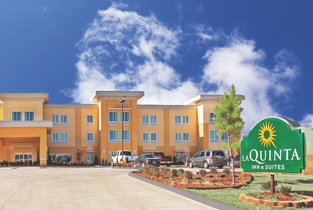 Pet Friendly La Quinta Inn & Suites Muskogee in Muskogee, Oklahoma