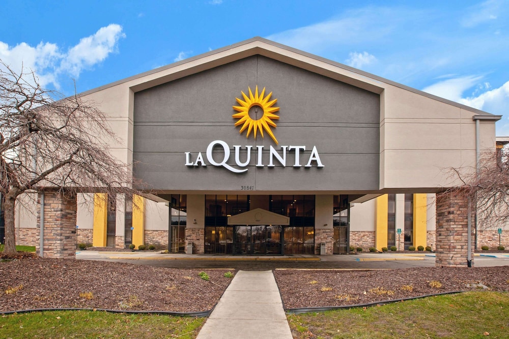 Pet Friendly La Quinta Inn & Suites Detroit Metro Airport in Romulus, Michigan