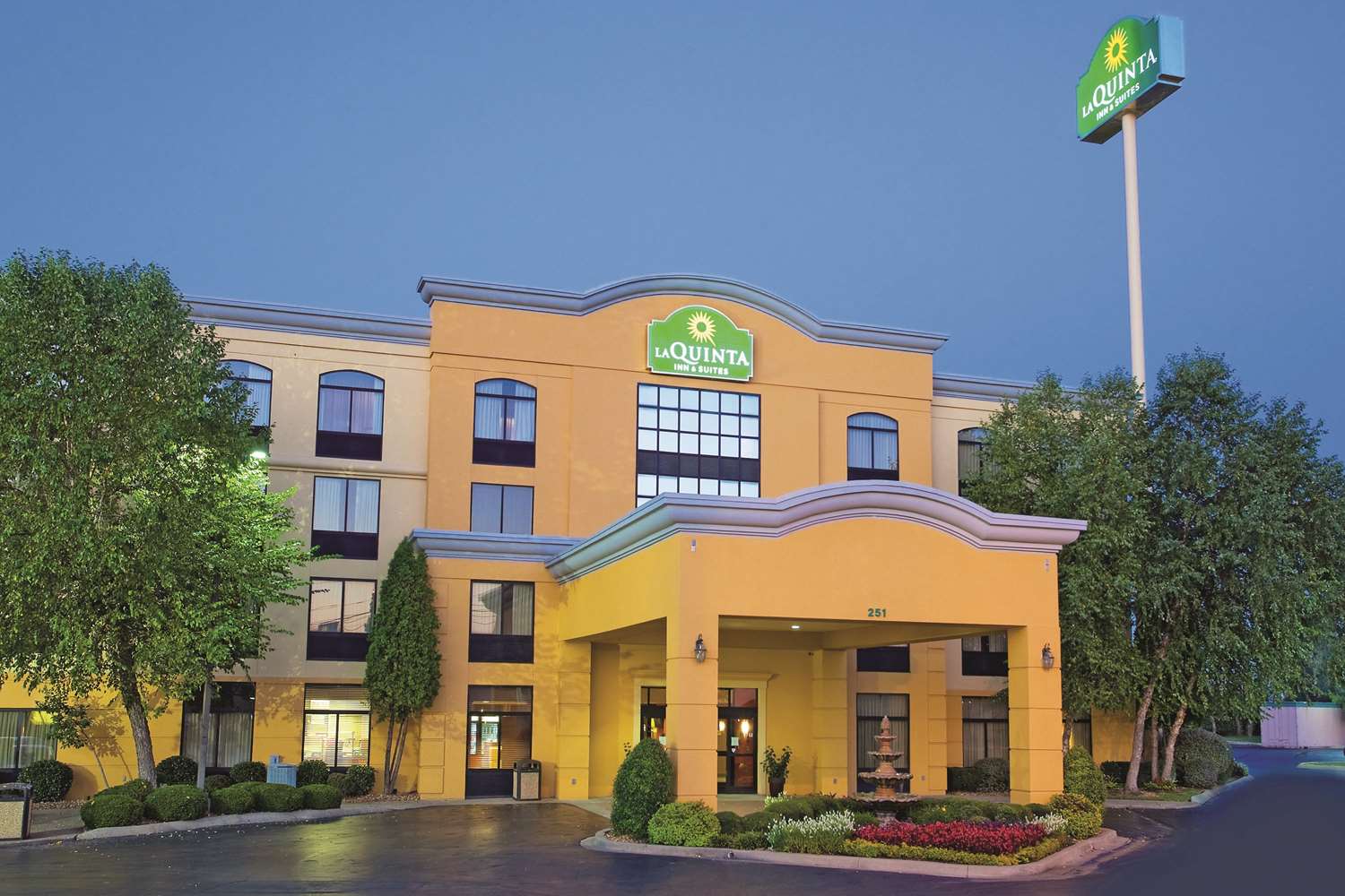 Pet Friendly La Quinta Inn & Suites Clarksville in Clarksville, Tennessee