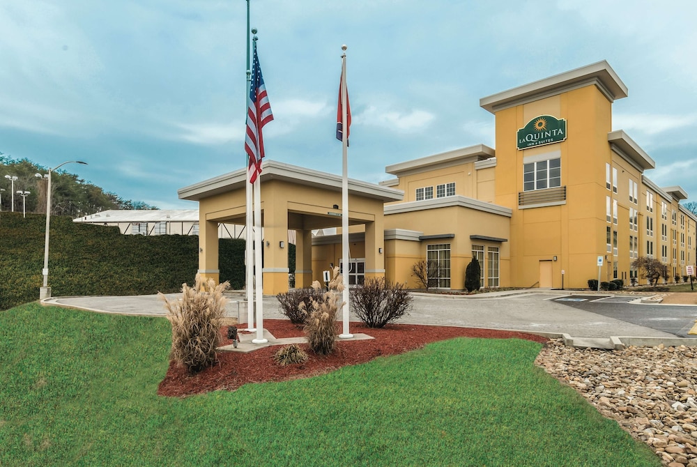 Pet Friendly La Quinta Inn & Suites Knoxville Central Papermill in Knoxville, Tennessee