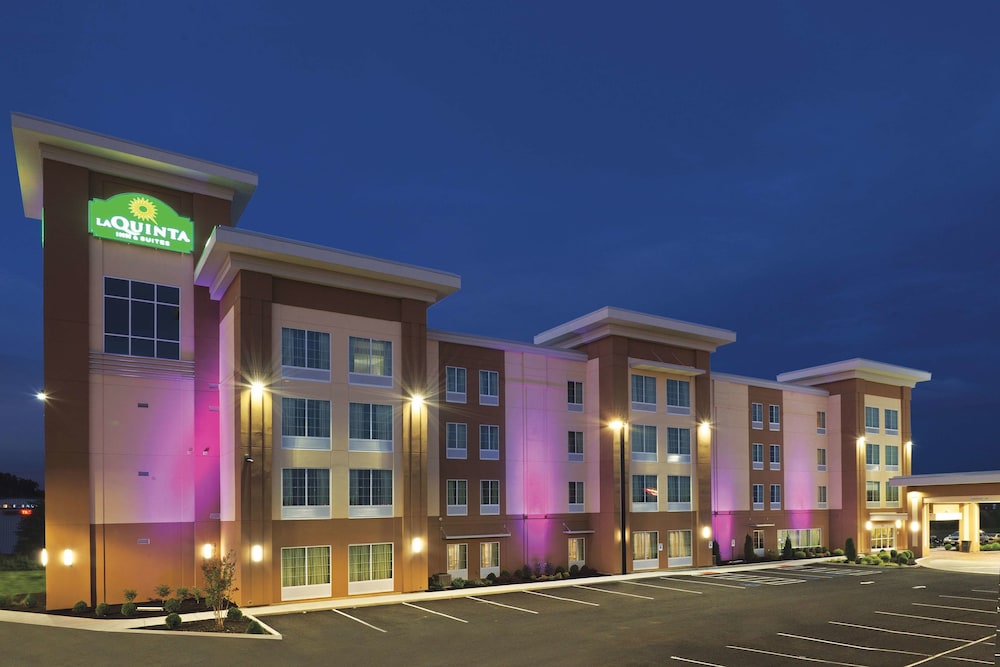 Pet Friendly La Quinta Inn & Suites Paducah in Paducah, Kentucky