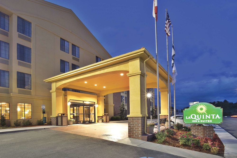 Pet Friendly La Quinta Inn & Suites Summersville in Summersville, West Virginia