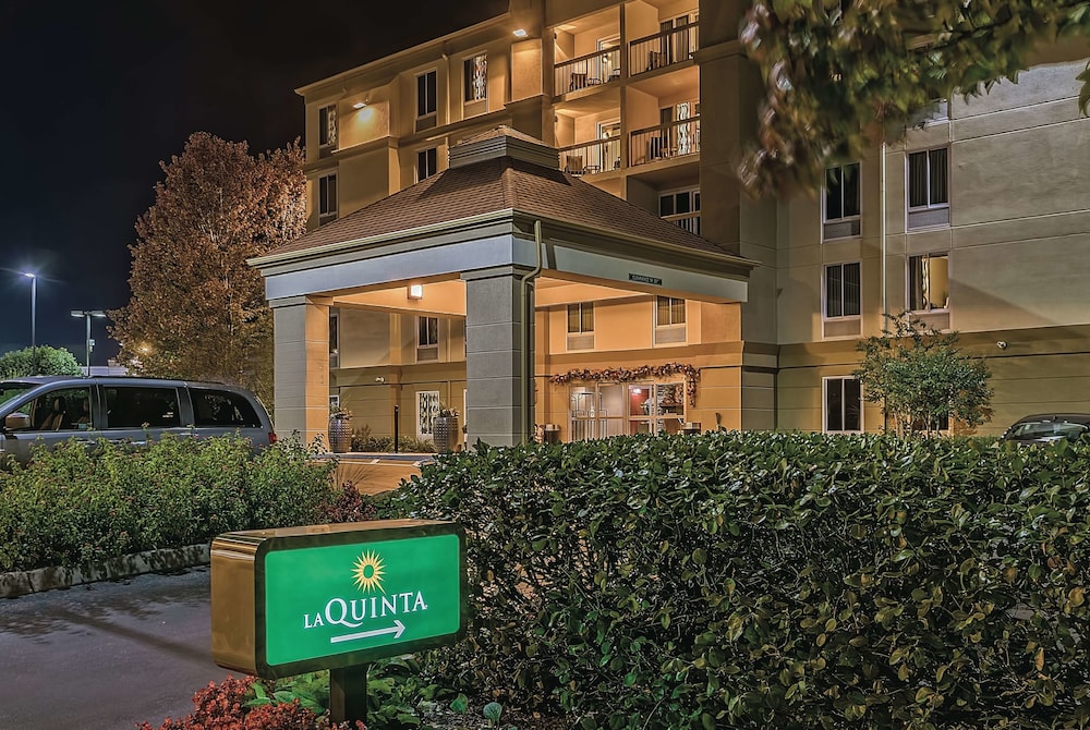 Pet Friendly La Quinta Inn & Suites Pigeon Forge in Pigeon Forge, Tennessee