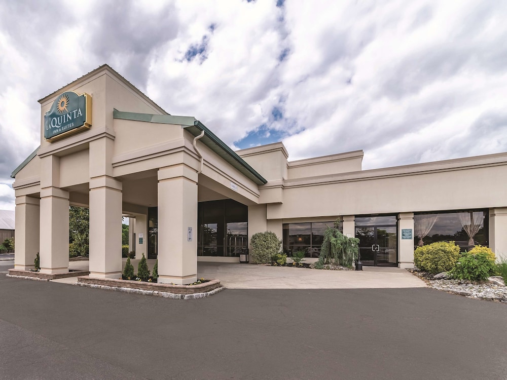 Pet Friendly La Quinta Inn & Suites Fairfield in Fairfield, New Jersey