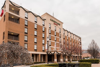 Pet Friendly Courtyard By Marriott Springfield Downtown in Springfield, Ohio