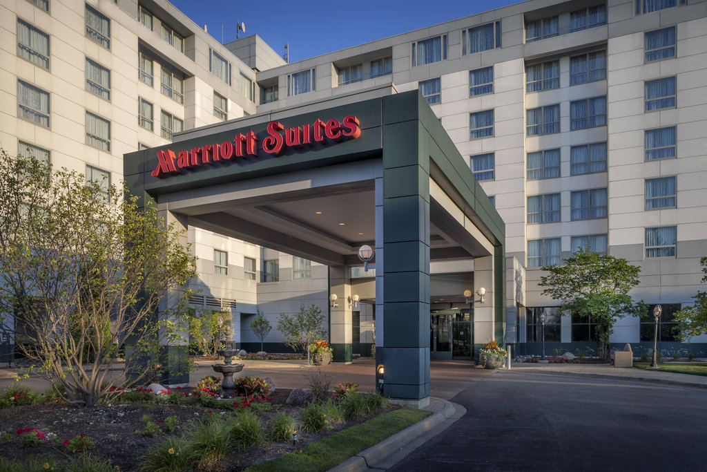 Pet Friendly Chicago Marriott Suites Deerfield in Deerfield, Illinois