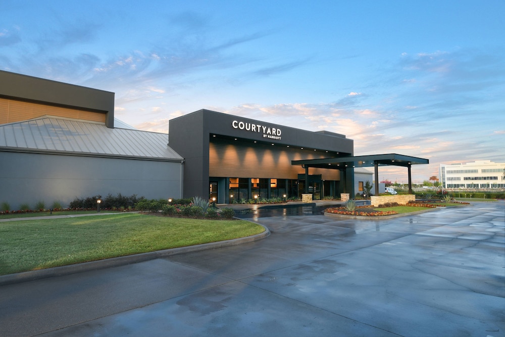 Pet Friendly Courtyard By Marriott Dallas Dfw Airport North/irving in Irving, Texas