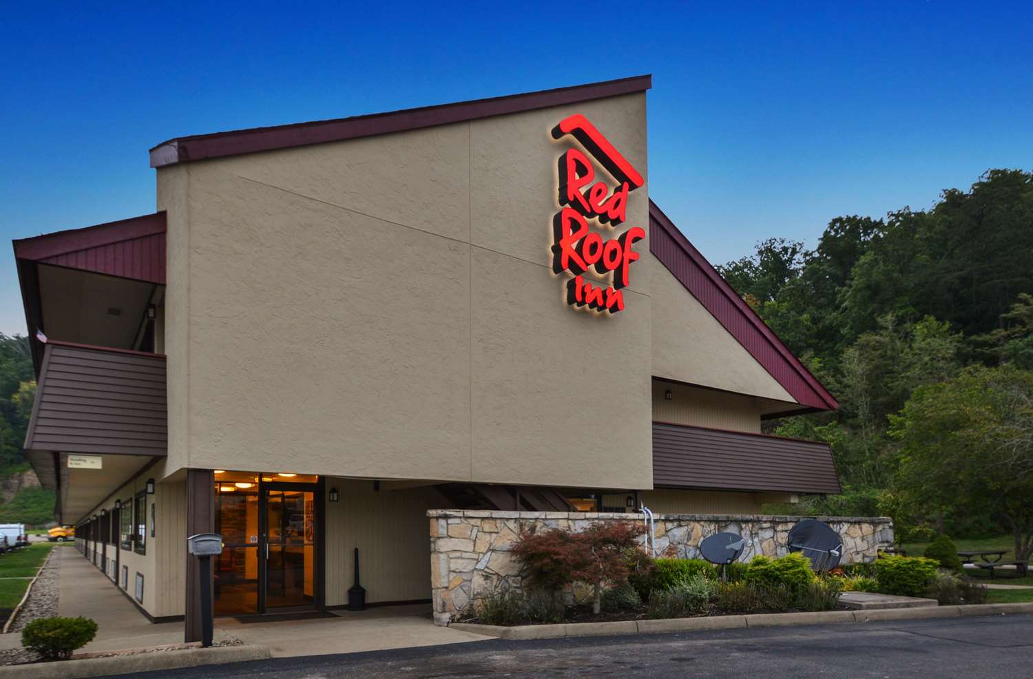 Pet Friendly "Red Roof Inn Charleston West - Hurricane,  WV" in Hurricane, West Virginia