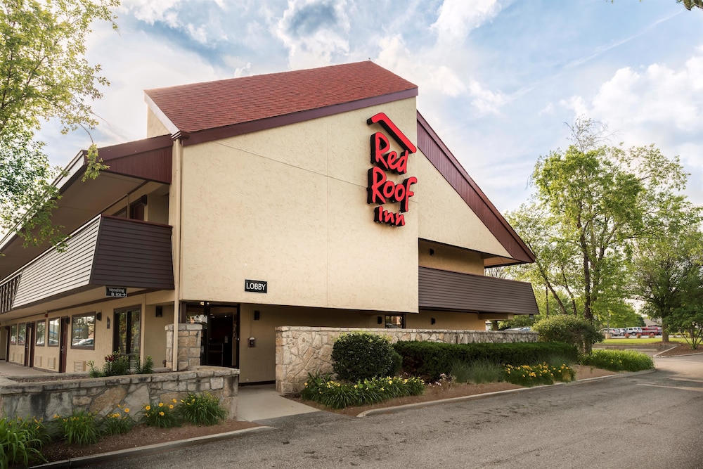 Pet Friendly Red Roof Inn Rockford in Rockford, Illinois