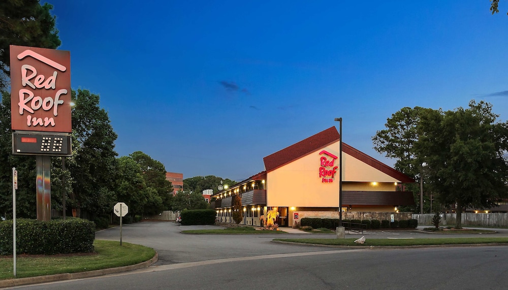 Pet Friendly Red Roof Inn Virginia Beach in Virginia Beach, Virginia