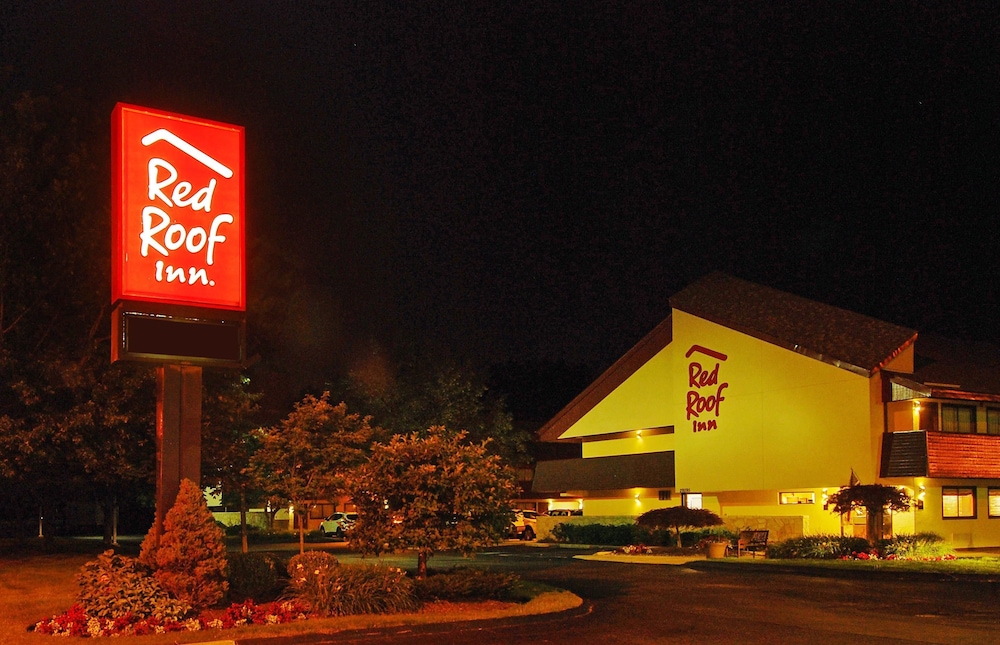 Pet Friendly Red Roof Inn Cleveland - Westlake  in Westlake, Ohio