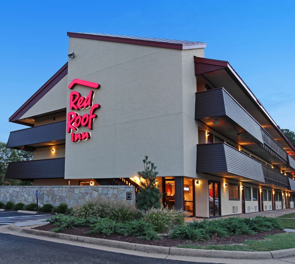 Pet Friendly Red Roof Inn Hampton Coliseum & Convention Center in Hampton, Virginia