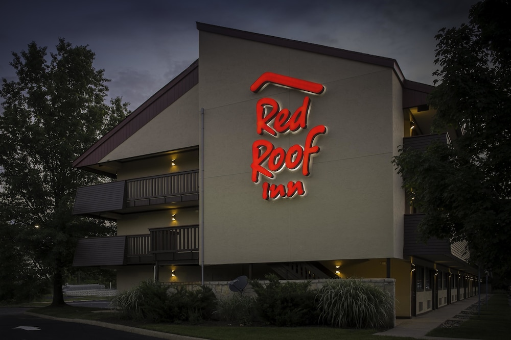 Pet Friendly Red Roof Inn Philadelphia - Oxford Valley in Langhorne, Pennsylvania