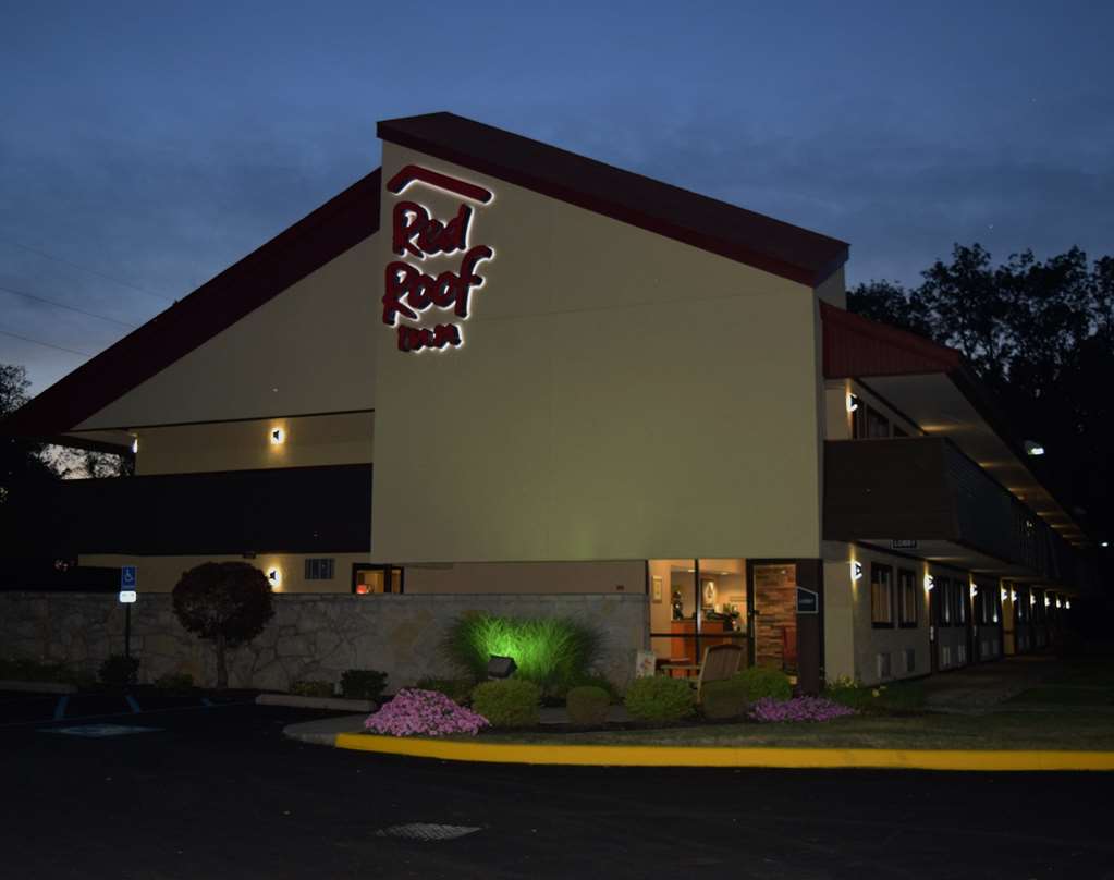 Pet Friendly Red Roof Inn Utica in Utica, New York