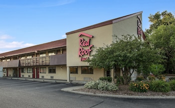 Pet Friendly Red Roof Inn Detroit - Dearborn/Greenfield Village in Dearborn, Michigan